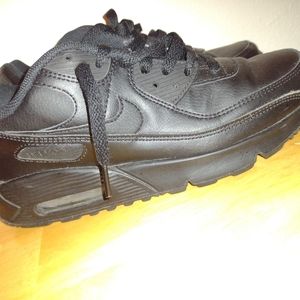 Black Nike Air Max Size 6 Youth